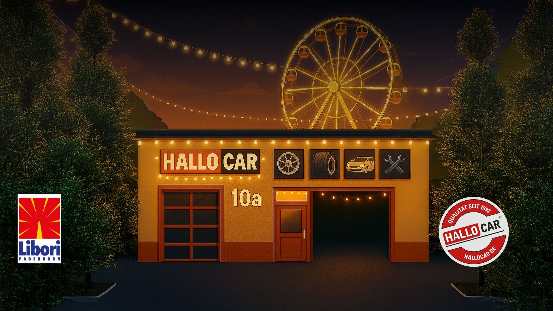 Hell beleuchtete Autowerkstatt namens HALLO CAR mit der Hausnummer 10a, beleuchtete Girlanden, im Hintergrund ein beleuchtetes Riesenrad bei Dämmerung, flankiert von hohen Bäumen, links Logo von Libori Paderborn, rechts rouges HALLO CAR Qualitätssiegel seit 1992.