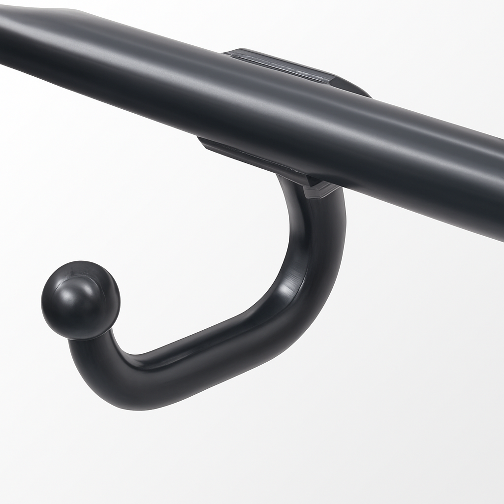 Schwarzer halbrunder Haken mit einer Kugel an einem Ende, montiert an einer runden Stange vor weißem Hintergrund.
